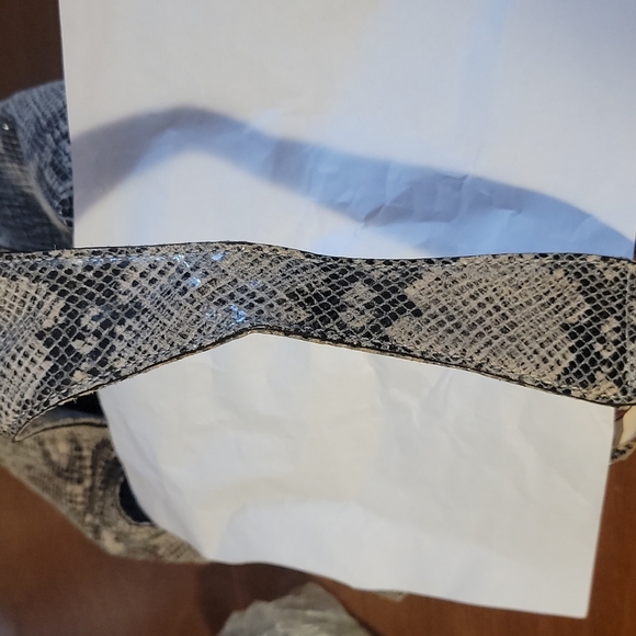 Michael Kors bag with gold MK logo in strap - Picture 6 of 8